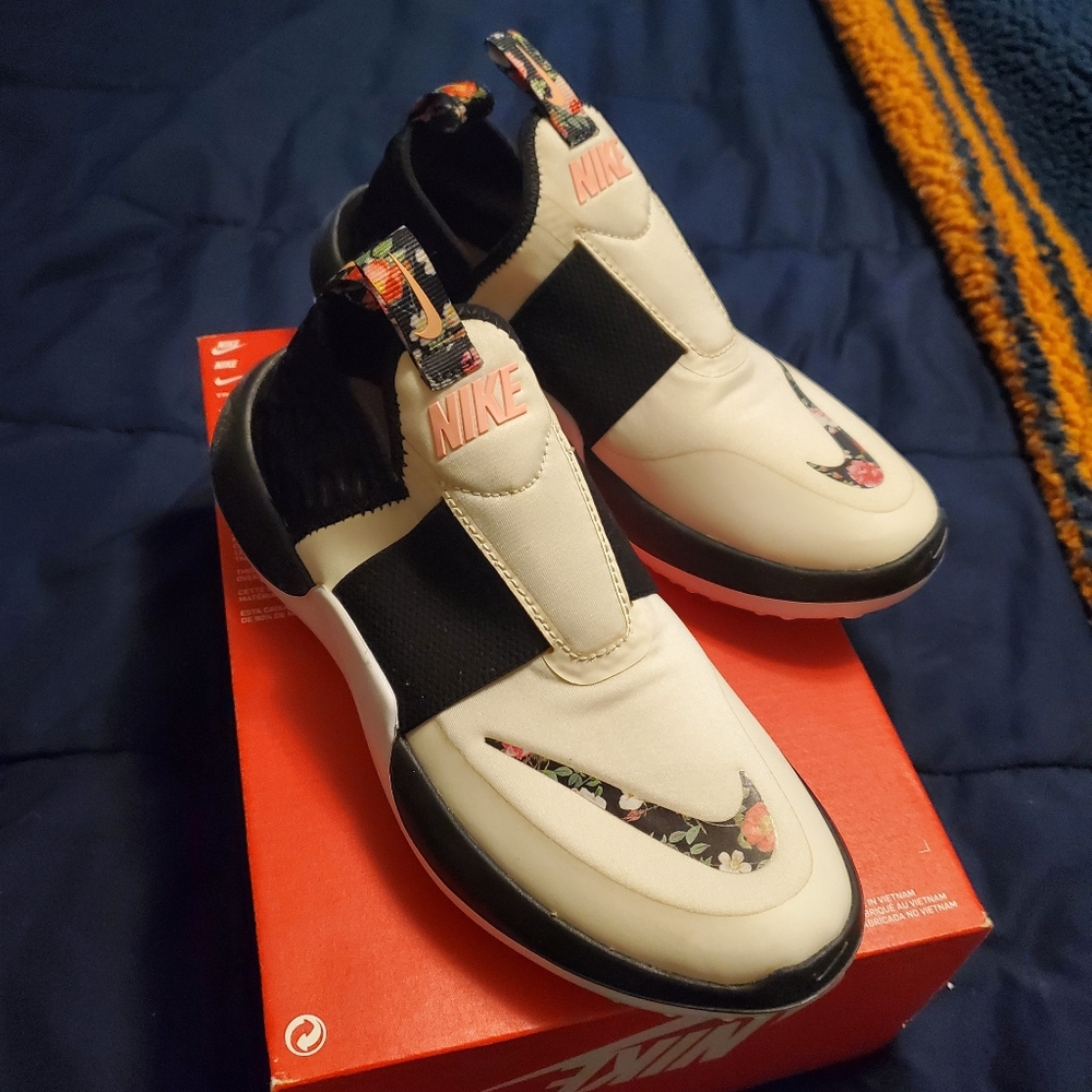 NIKE SNEAKERS